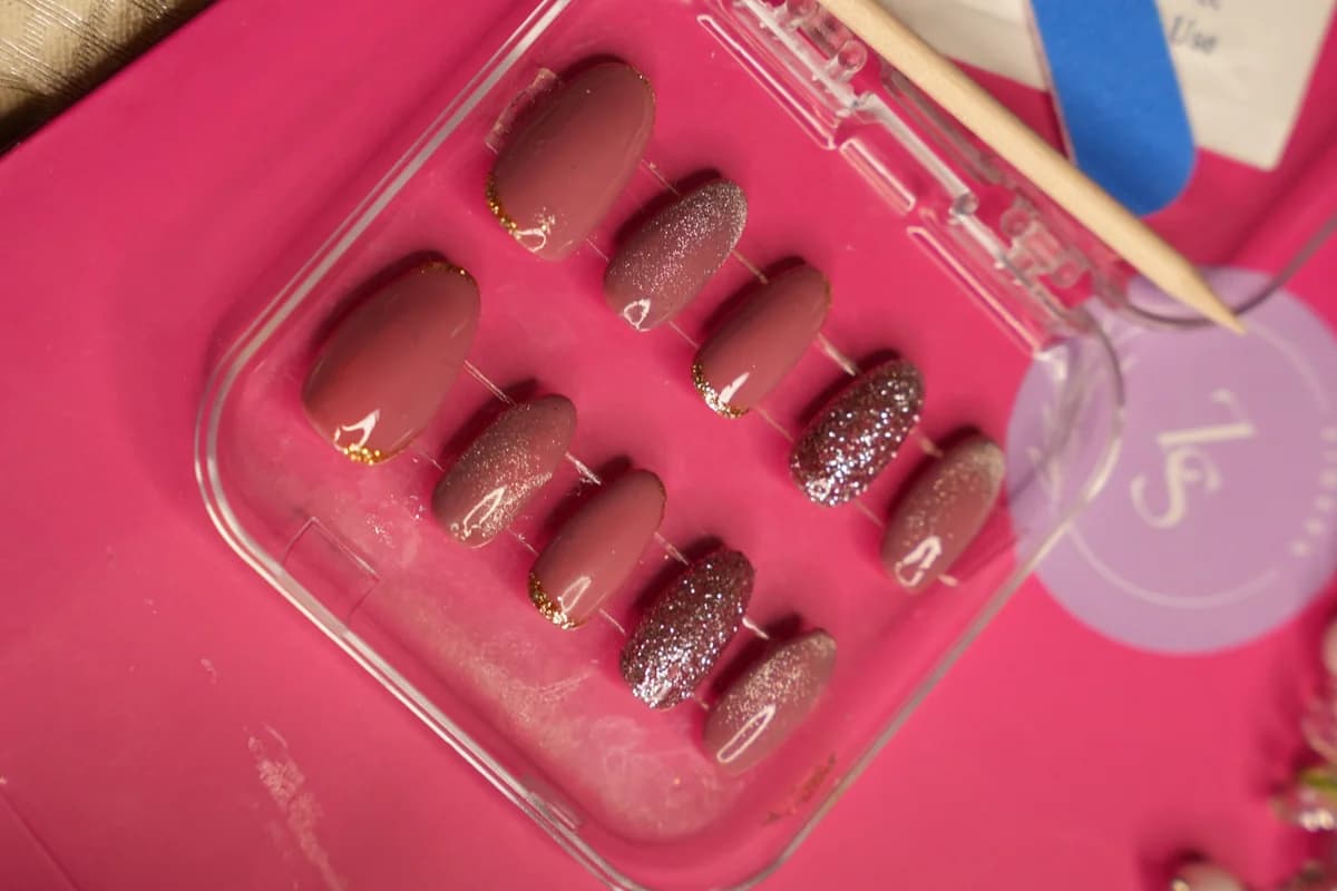 Press On nails: Brown