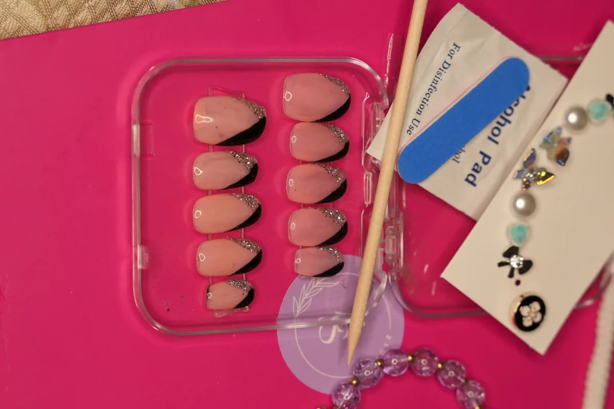 Press On Nails: Pink